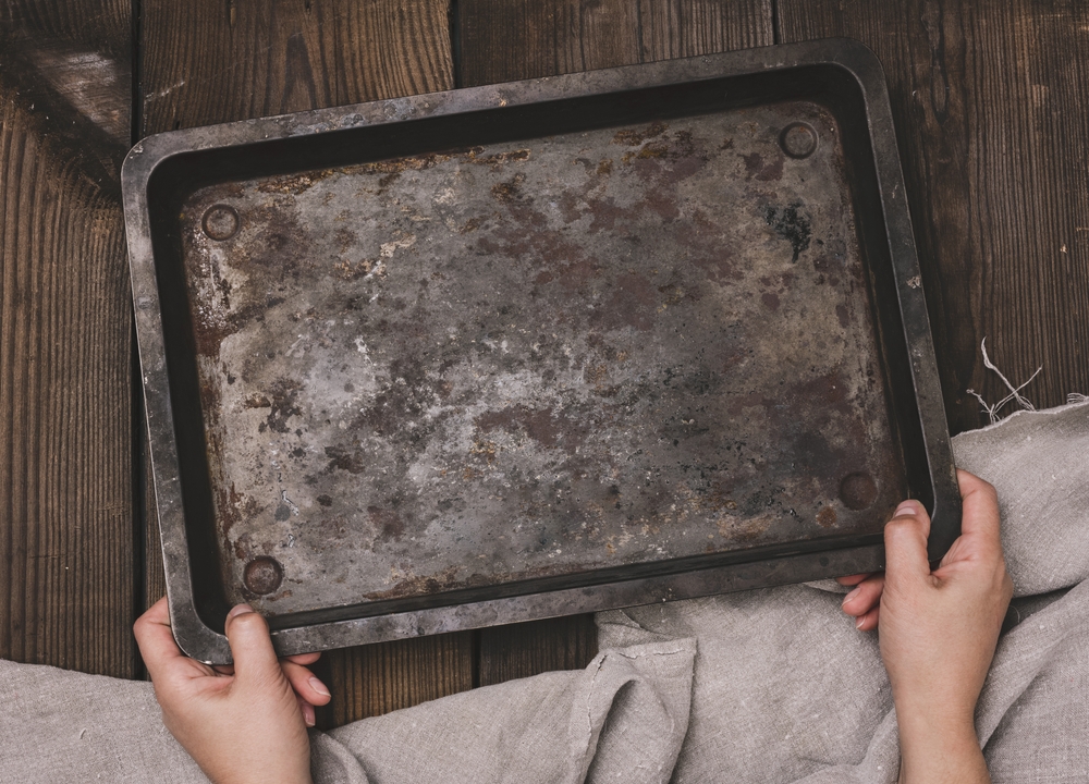 Slik får du bakeplaten skinnende ren – uten timesvis med skrubbing