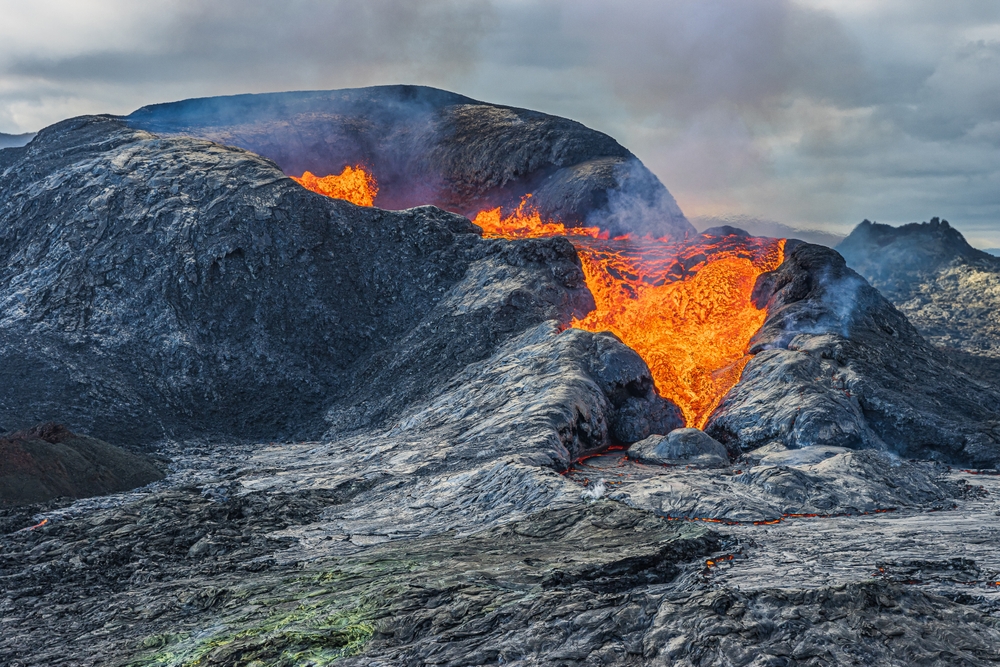 View,Of,An,Active,Volcano.,Strong,Lava,Flow,From,Crater, vulkan