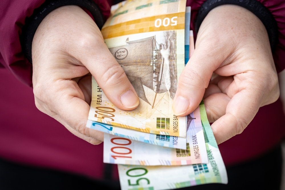 Norwegian money, norske kroner, sedler, regnskap, regnskab, finance, elderly woman, ældre, eklre, gammel, pensjonist, spare