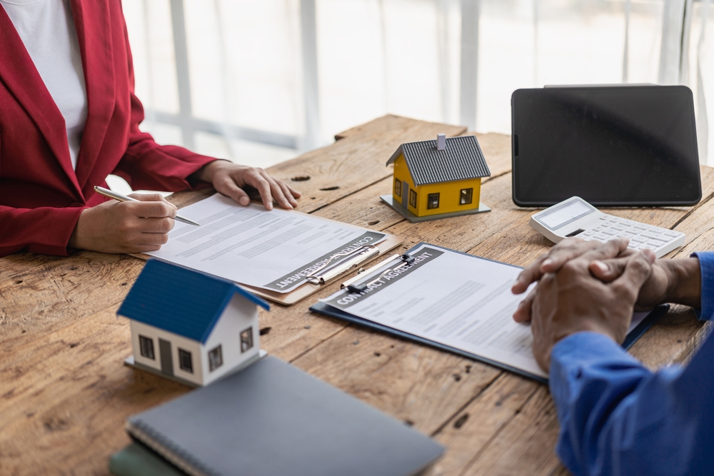 Real,Estate,Agents,Offer,Contracts,To,Buy,Or,Rent,Housing.