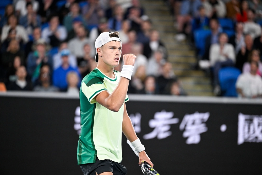 Tjener kassen uden for tennisbanen: Holger Rune laver mellem 30 og 70 millioner kroner