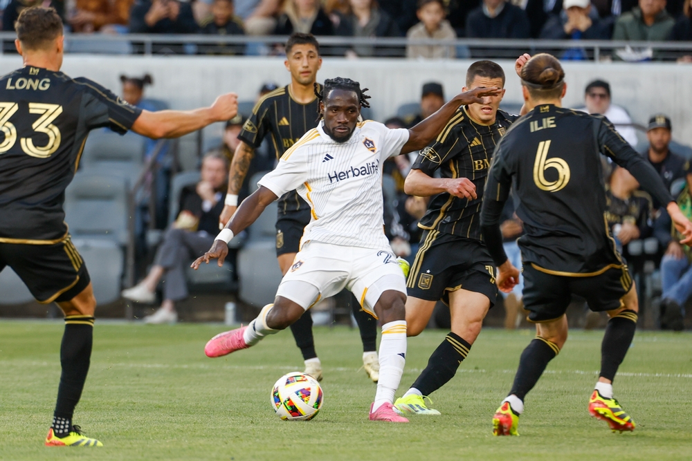 La,Galaxy's,Joseph,Paintsil,#28,Controls,The,Ball,Against,Los