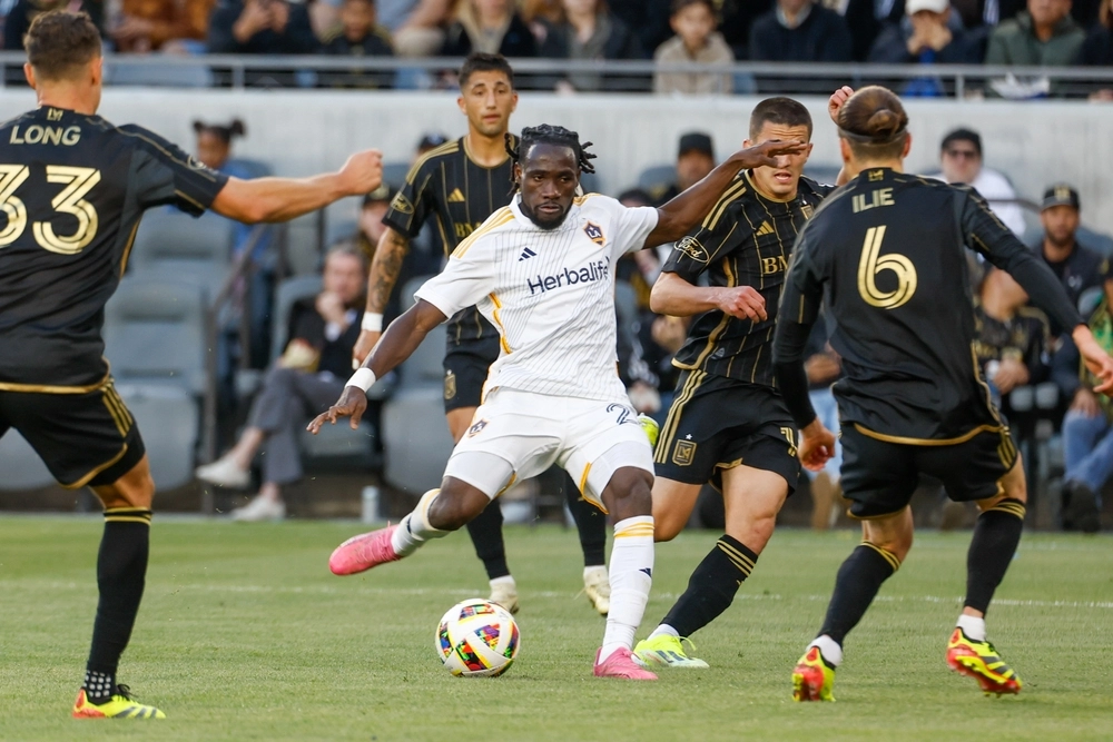 La,Galaxy's,Joseph,Paintsil,#28,Controls,The,Ball,Against,Los