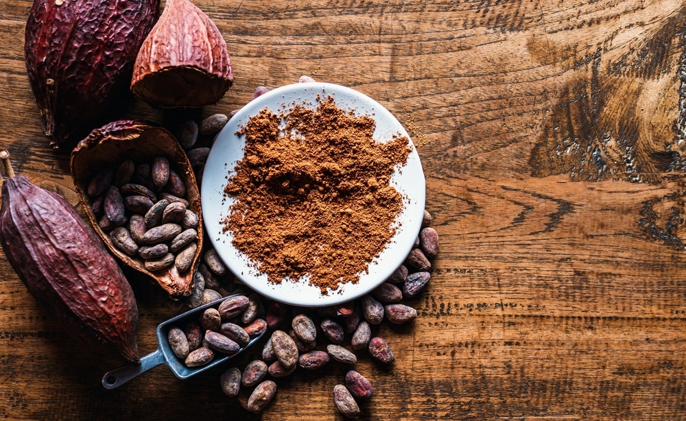 Top,View,Of,Natural,Cocoa,Powder,With,Brown,Cocoa,Beans