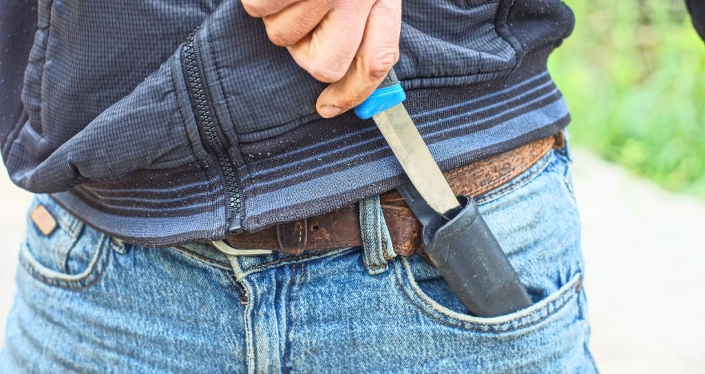 knife attack armed kniv