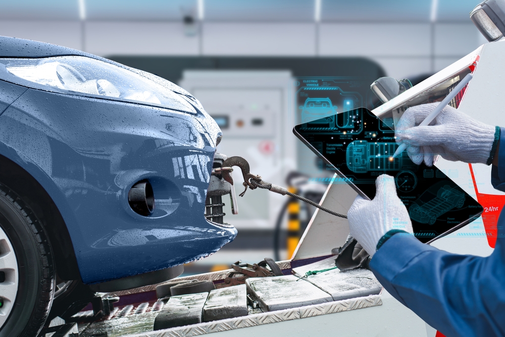 A,Mechanic,Uses,A,Digital,Tablet,To,Diagnose,And,Inspect