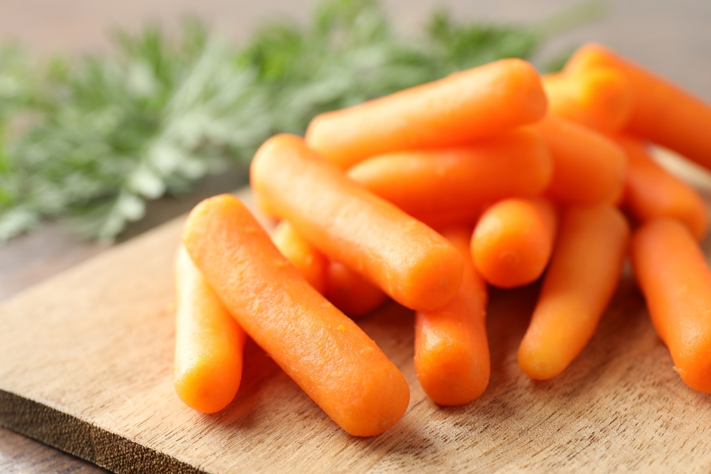 Pile,Of,Baby,Carrots,On,Table,,Closeup, babygulerødder, babygulerøtter, minigulerødder, gulerod, minigulerøtter, gulerot