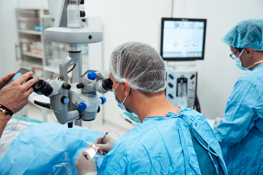 Skilled,Surgeon,And,His,Medical,Team,Perform,Precise,Eye,Surgery,Kirurg,Øjenoperation