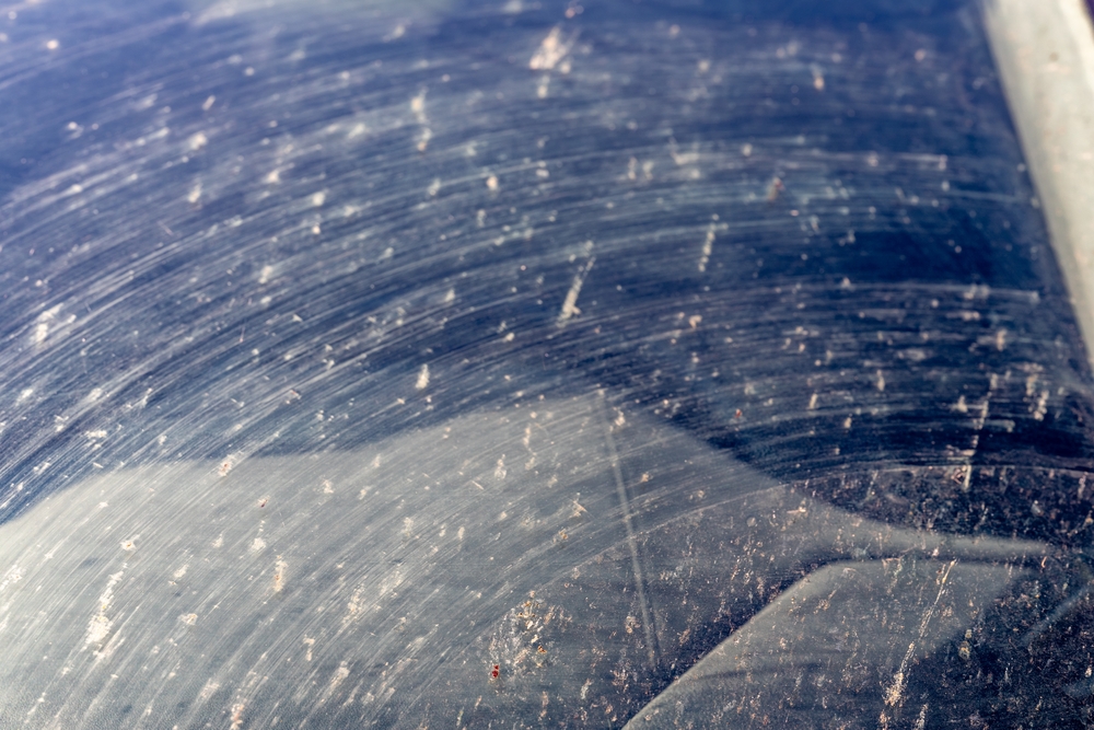 Dirty windshield of car, beskidt forrude
