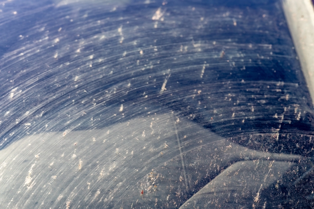 Dirty windshield of car, beskidt forrude