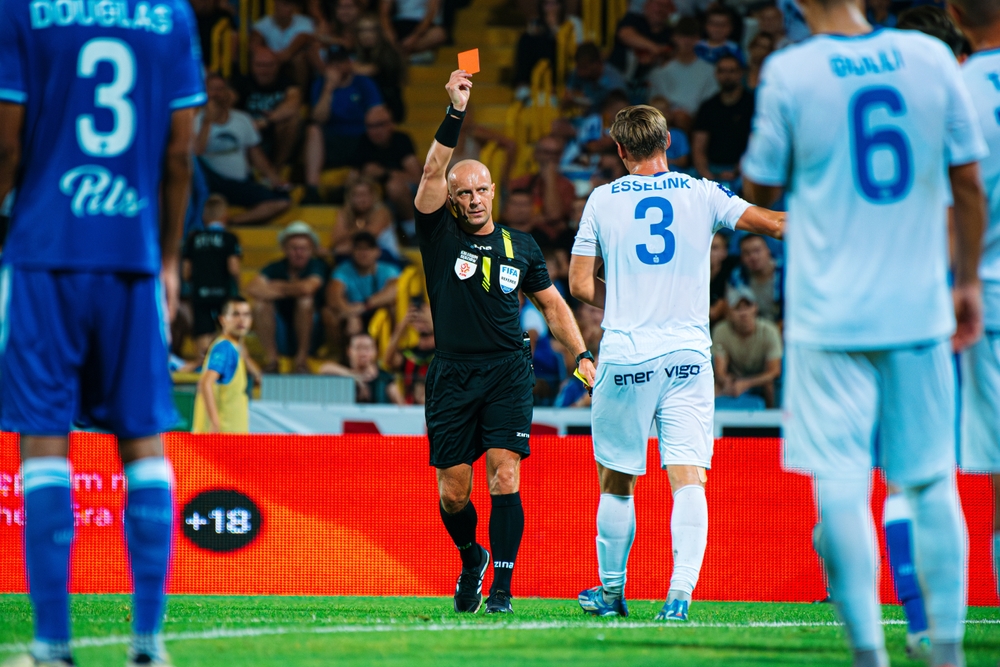 VAR-fejlene, der rystede fodboldverdenen – de 10 mest kontroversielle kendelser