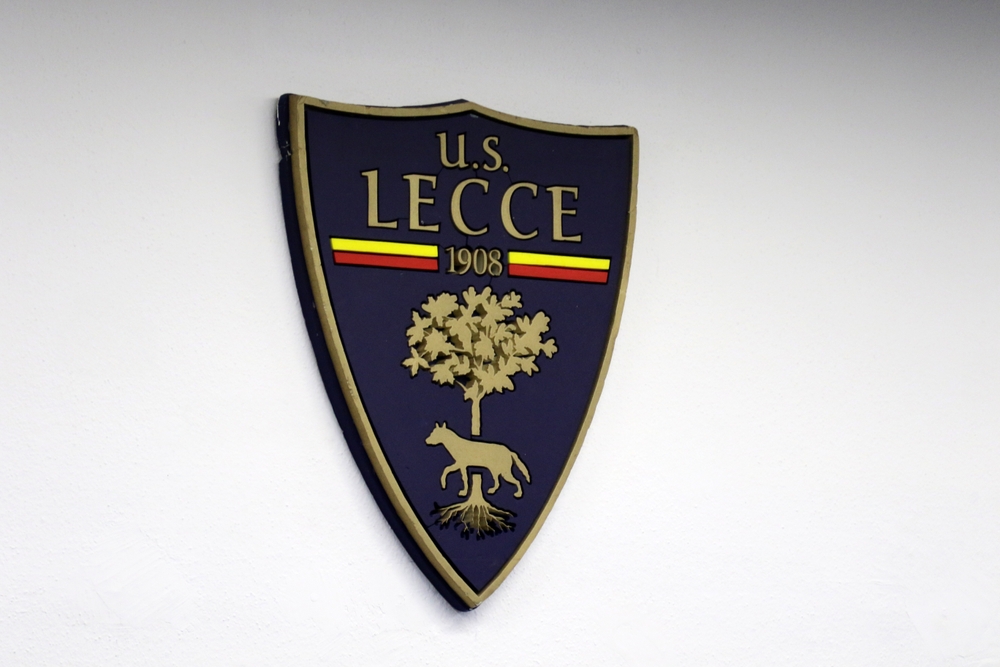 Us,Lecce,Football,Club,Official,Logo,On,Wall,-,Italian