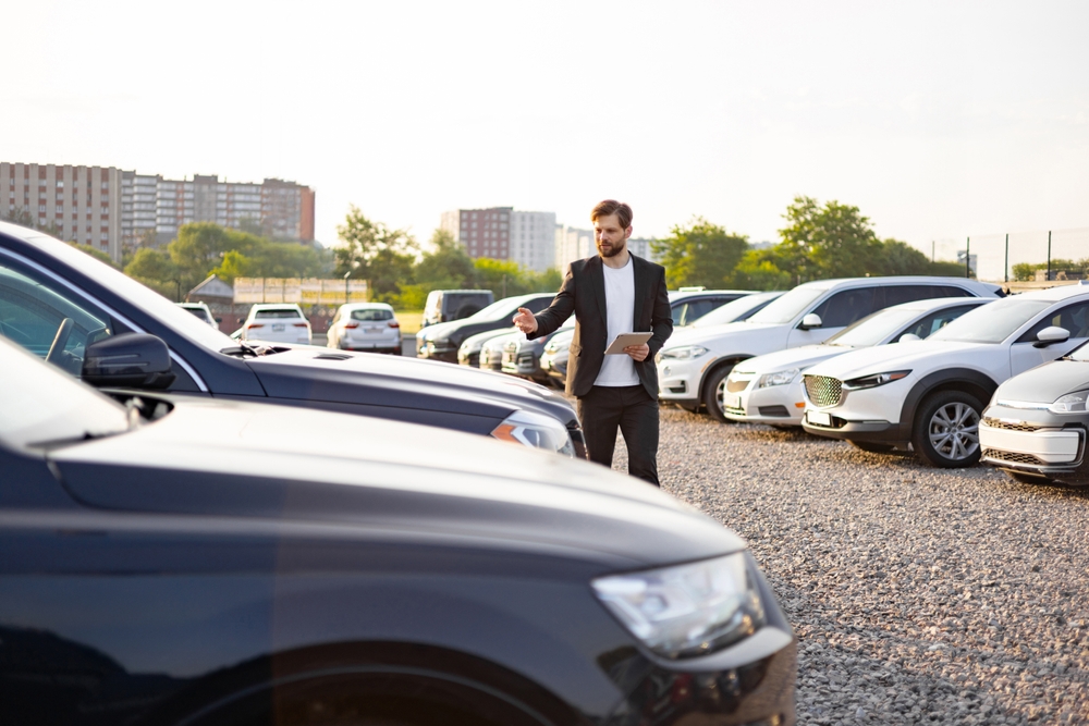 Car salesman in suit, used cars, autos, biler, brugt bil, forhandler