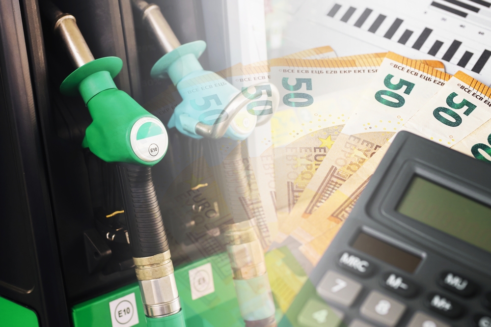 Fuel,Pump,And,Euro,Money, Brændstofpumpe og euro penge.