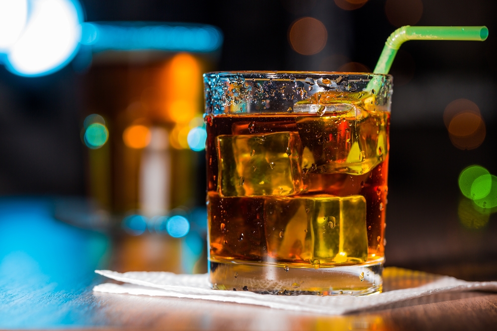 whisky alcohol glass alkohol straw sugerør