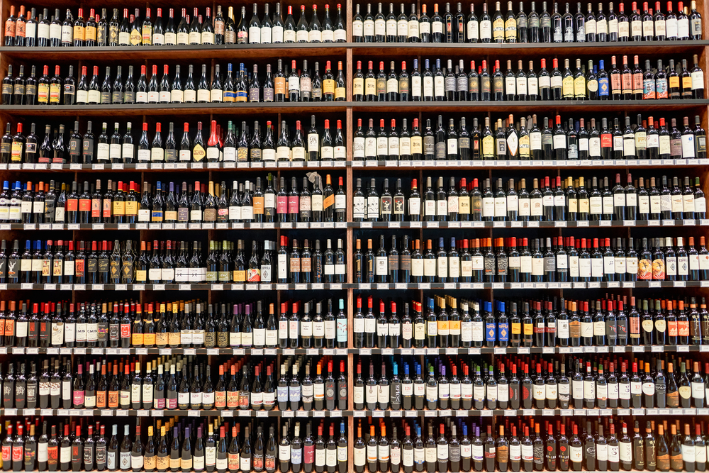 Alcohol, wine, spirits, vin på hylle reol, alkohol