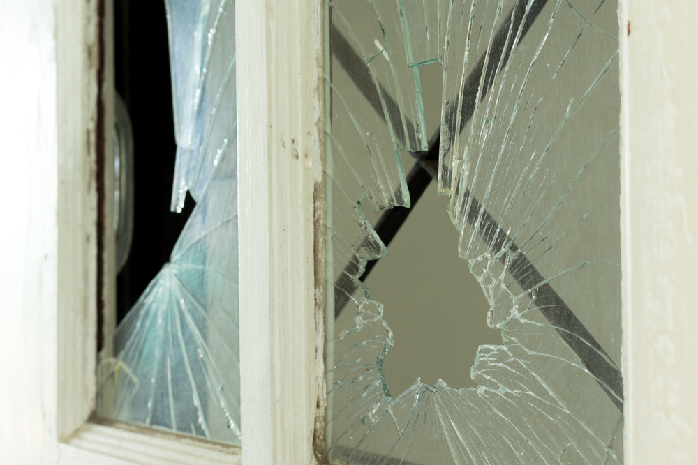 Broken,Mirror,Of,Windows, glasskår