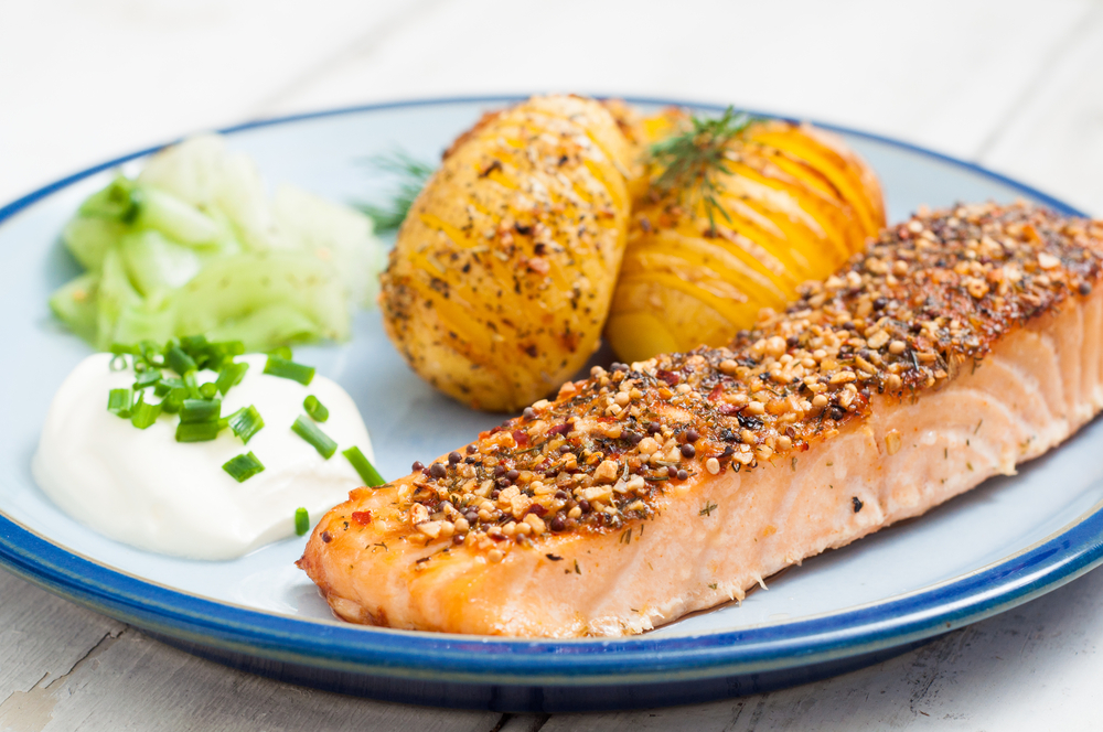 Healthy,Scandinavian,Meal,Of,Salmon,Fillet,With,Herb,Crust,Served. laks, middag, aftensmad, tallerken med fisk og potet