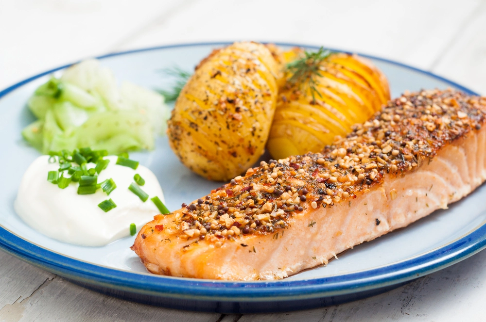 Healthy,Scandinavian,Meal,Of,Salmon,Fillet,With,Herb,Crust,Served. laks, middag, aftensmad, tallerken med fisk og potet