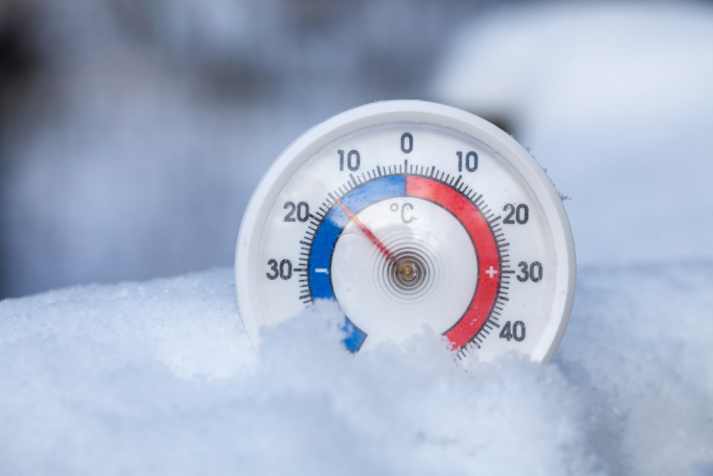 Thermometer,With,Celsius,Scale,Placed,In,A,Fresh,Snow,Showing, cold