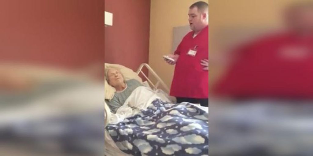Sygeplejerske hører en høj lyd og åbner døren til patients værelse: Fanger sin kollega gøre dette