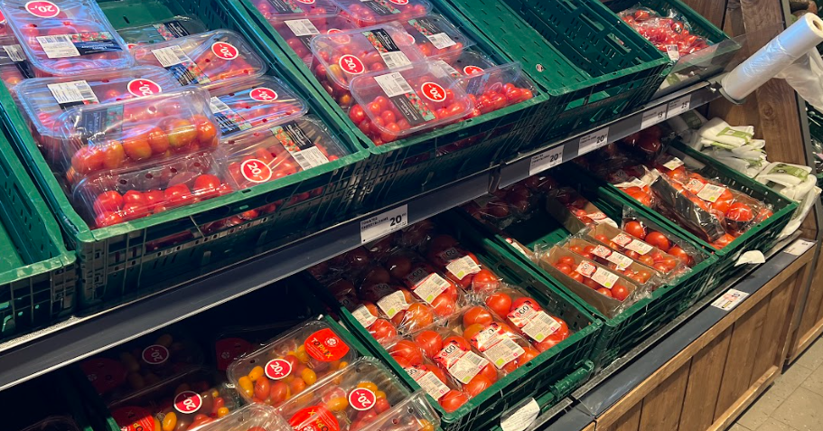 Kunde i supermarkedet hørte mystisk lyd ved grøntafdelingen: Pludselig sprang det frem