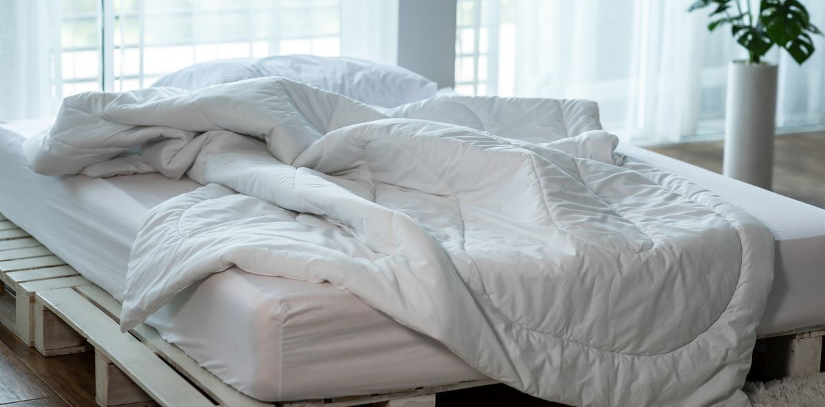 Er det sikkert at sove med dynen over hovedet på kolde dage?