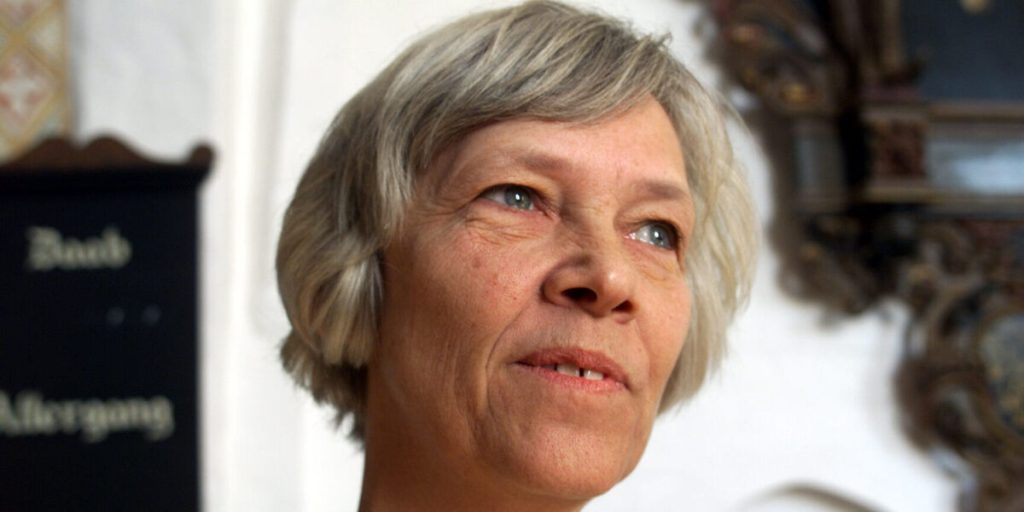Ulla Sandbæk er død