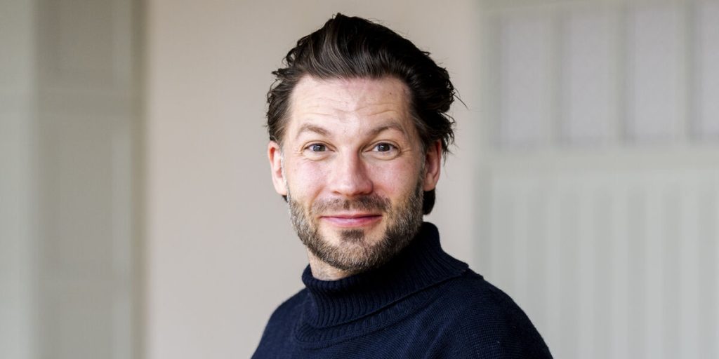 Simon Stenspil skulle akut under kniven: Efter operationen fik han hård besked fra lægen