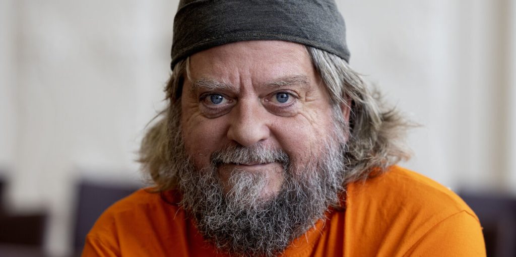 Anders Lund Madsen bryder tavsheden: Peter snakkede med én særlig person 20 minutter før sin død