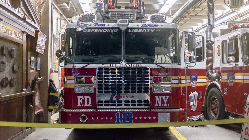 FDNY 10 House fire truck