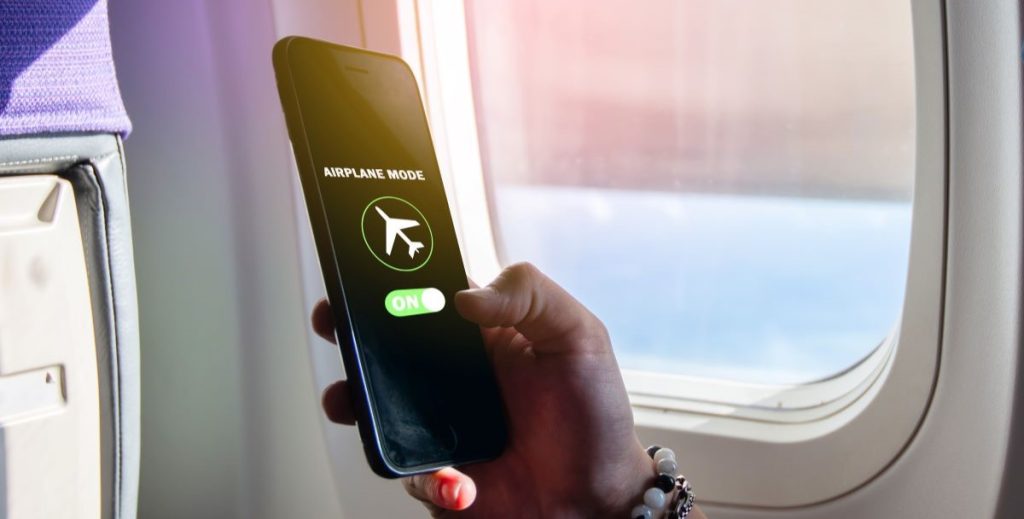 Folk har fundet den egentlig grund til, at din telefon skal være på flytilstand under flyvninger