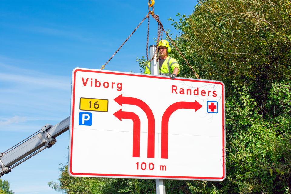 Skilt i nyt materiale i trafikken