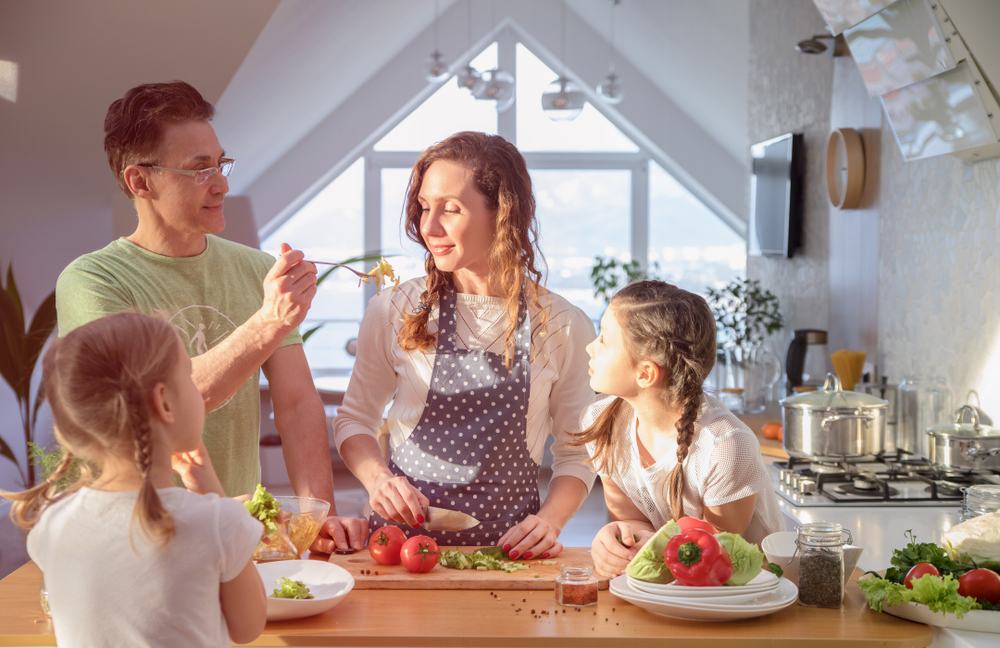 Familie laver mad / Family cooking together