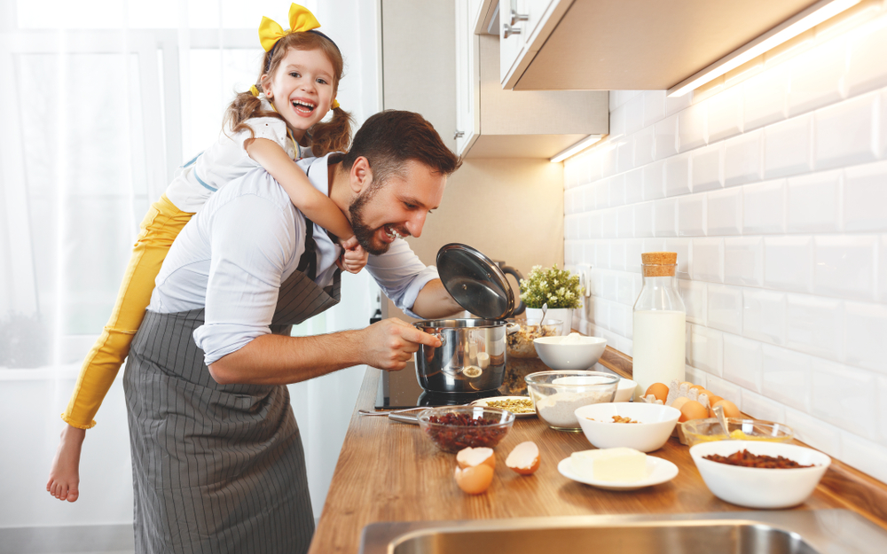Far og datter laver mad / Father and daughter cooking
