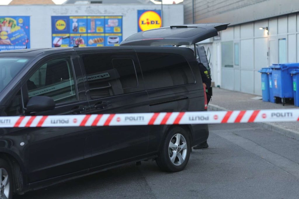 Blodet strakte sig over flere adresser: Politiet rykkede massivt ud nær Lidl-butik lørdag morgen