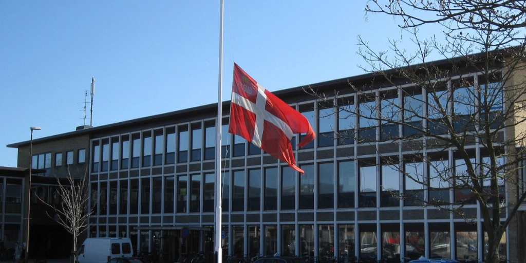 En uforglemmelig dag: Hele kongeriget flager på halv stang