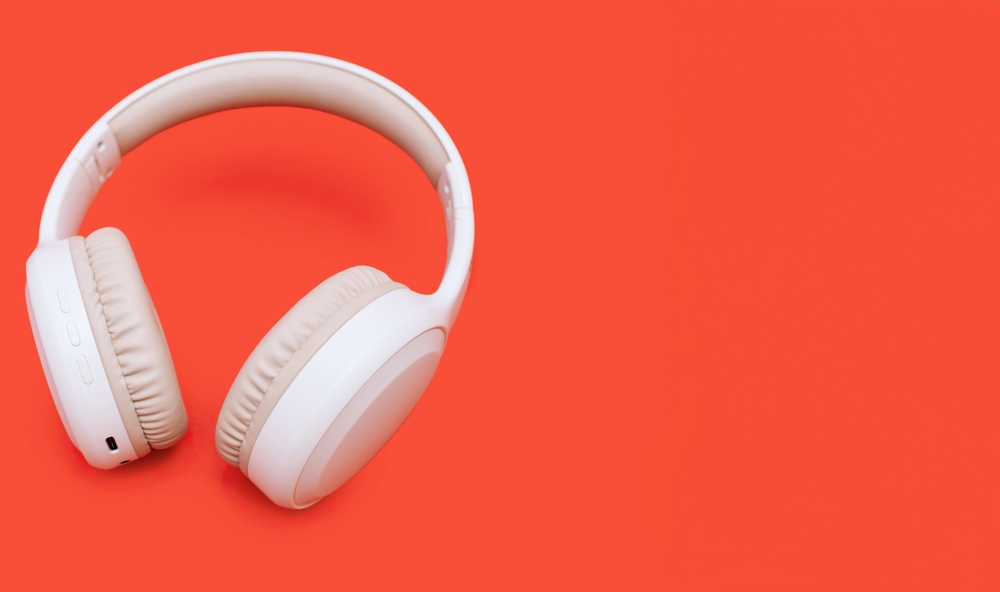 Hvidt headset på orange baggrund / white headset on orange background