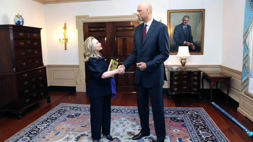 Hillary Rodham Clinton meets with Hall-of-Famer Kareem Abdul-Jabbar