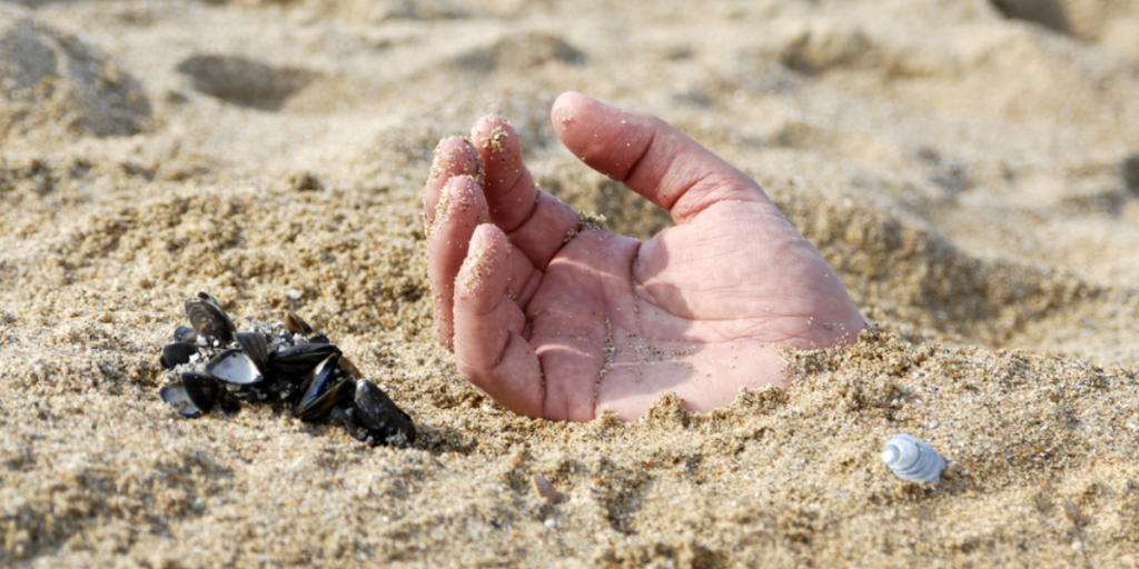 Hånd, hand, buried, begravet, sand, beach, strand, lig, død, death.