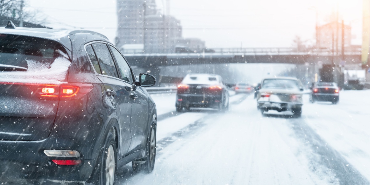 Før snestormen rammer: Nu rådes bilister til at have disse ting i bilen