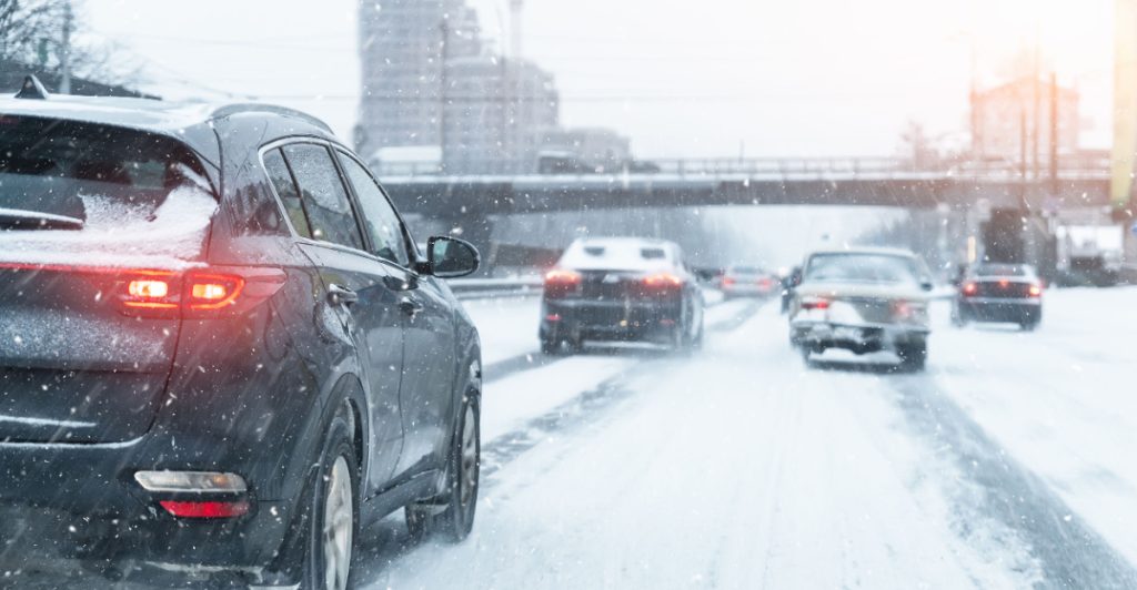 Bilar vinter snö vinterdäck