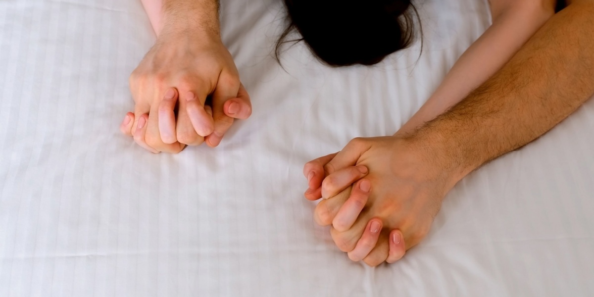 Mand havde ‘hyggestund’ med kæreste og hendes veninde: Nu har han et stort problem