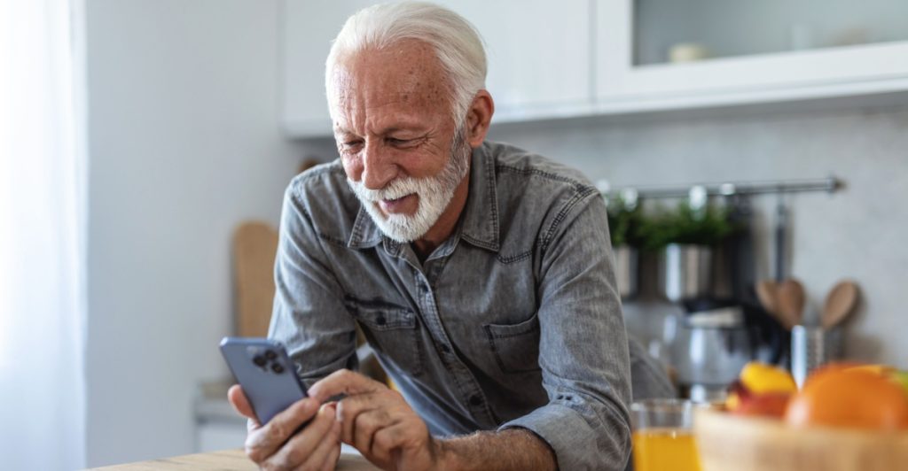 Eldery person phone, äldre person med iphone