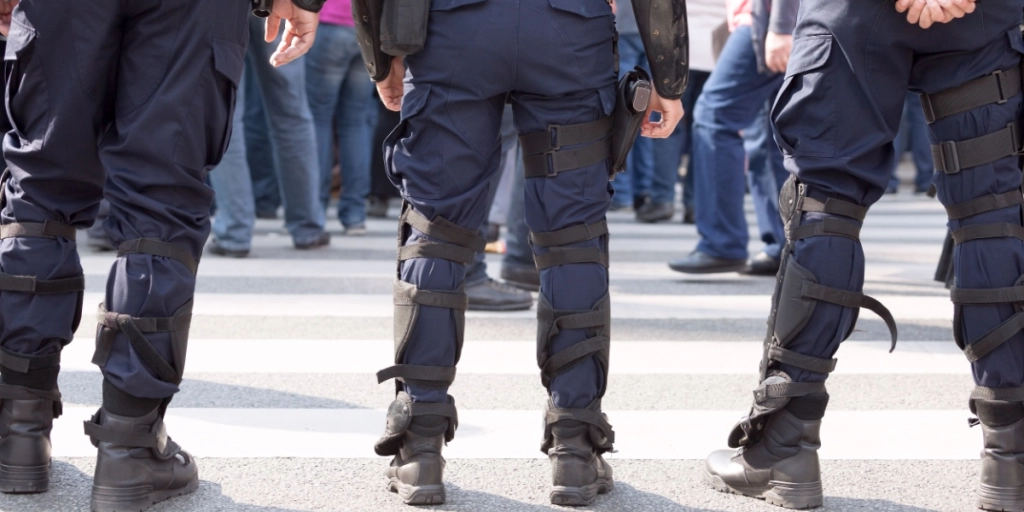 Police, protestors, ready, armed, control, authority