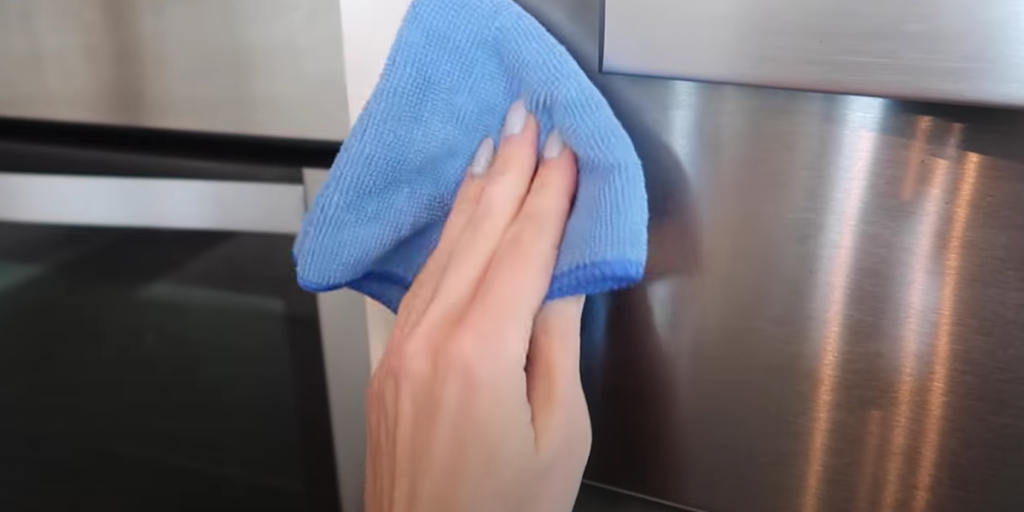 Hun gnider ‘hemmelig ingrediens’ ud på rustfrit stål: Så er det slut med fingeraftryk