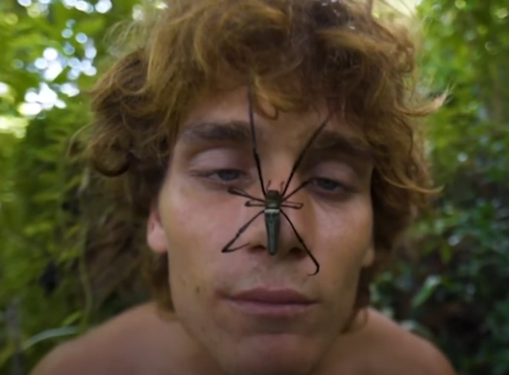 Han lever som Tarzan i jungelen – men fant noe langt mer sjokkerende enn ville dyr