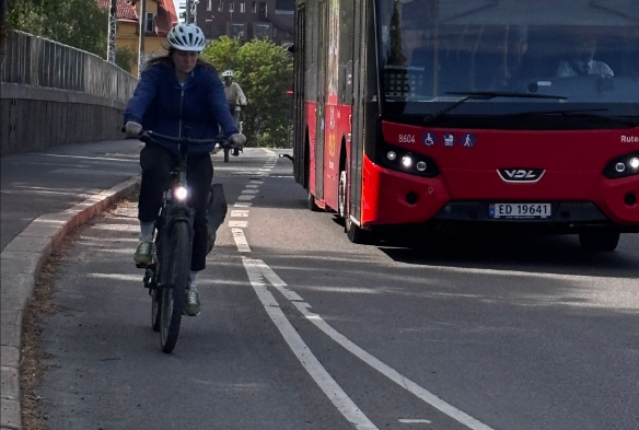 Bufferfelt, buffer zone, syklist, buss, trafikk, bus, traffic, bike, cykle, cyklist