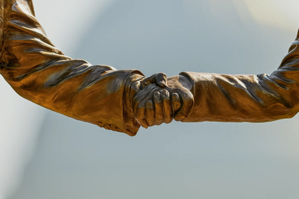 Trump / Epstein, Statue, håndtryk