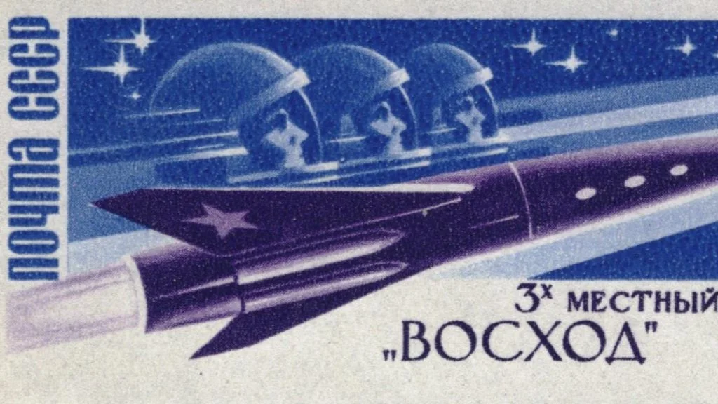 The Soviet Union 1964 CPA 3114 stamp (3-men Space Flight of Komarov, Yegorov and Feoktistov. Spacecrafl Voskhod I and the three cosmonauts in space helmet)